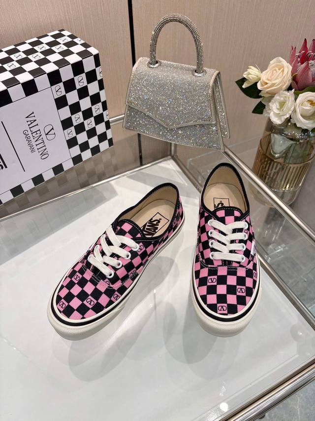 Valentinowans联名华伦天奴携手 Vans 发布全新联名运动鞋 融合 Valentino 意式高定美学与 Vans 自由本真精神 赋予经典鞋履跨越时代