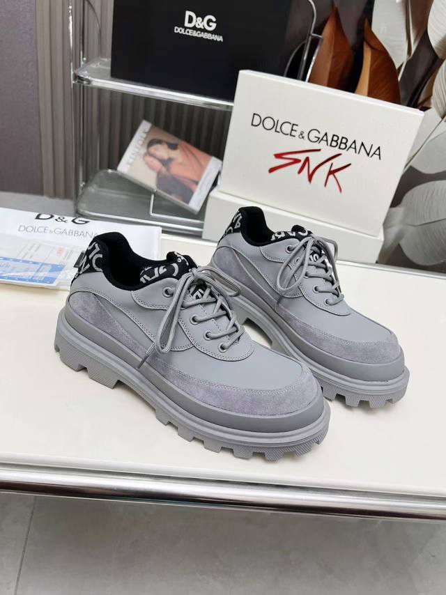 顶级重磅推出 最新力作秋冬款D&G 厚底德比休闲大头鞋火爆上线，顶级的丝稠牛皮面料拼接高级定制飞织，牛皮里，情侣款35-46码 45-46码属于定制不退换