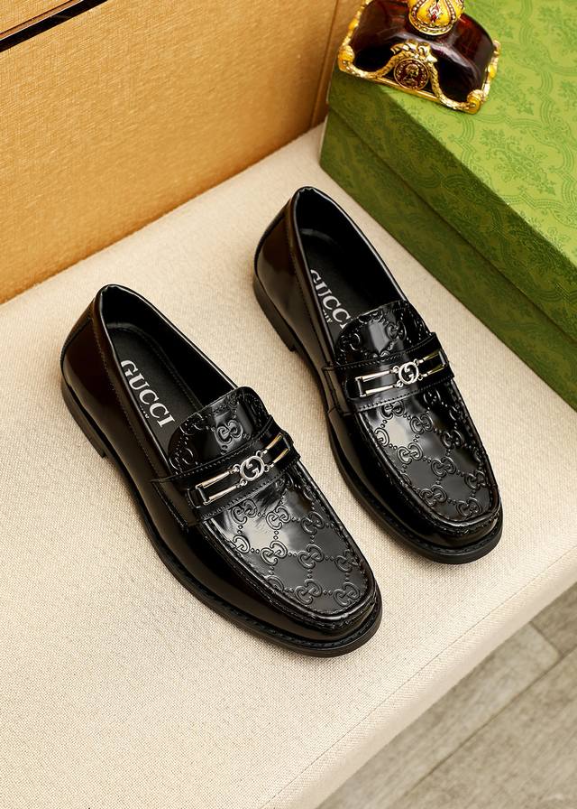 商品商标：Gucci 古驰 休闲皮鞋 正码码数: 38-44 45.46订制 商品材料：精选 进口头层开边珠牛皮压花鞋面+奢华五金扣，进口水染牛皮内里。强烈立体
