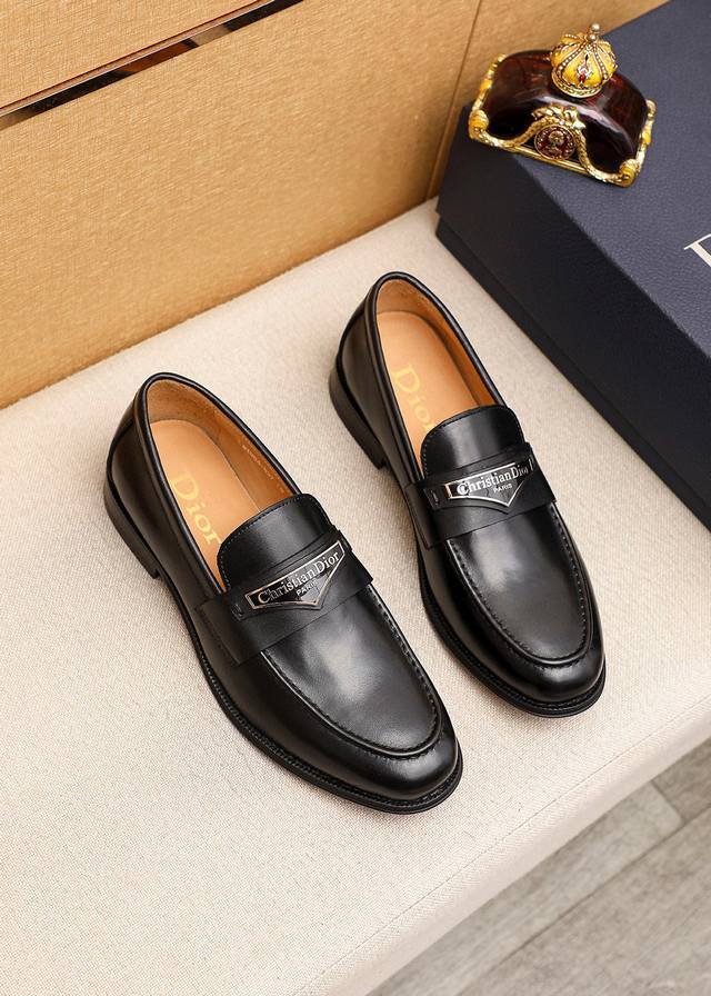 商品商标：Dior 迪奥 休闲皮鞋 正码码数: 39-44 38.45.46订做 商品材料：精选 意大利进口头层小牛皮鞋面+经典五金扣，进口水染牛皮内里。强烈立