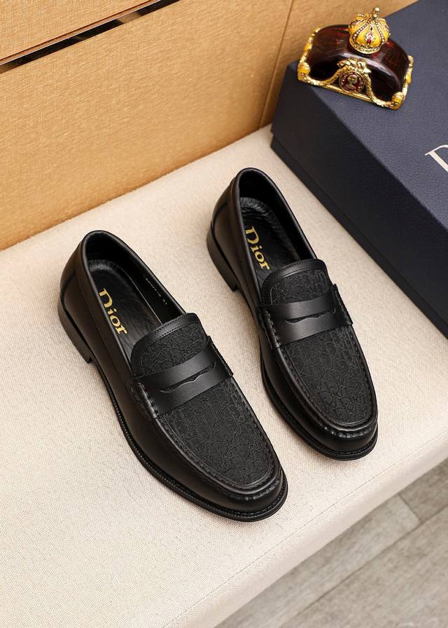 商品商标：Dior 迪奥 休闲皮鞋 正码码数: 39-44 38.45.46订做 商品材料：精选 意大利进口头层小牛皮鞋面，进口水染牛皮内里。强烈立体视觉效果，