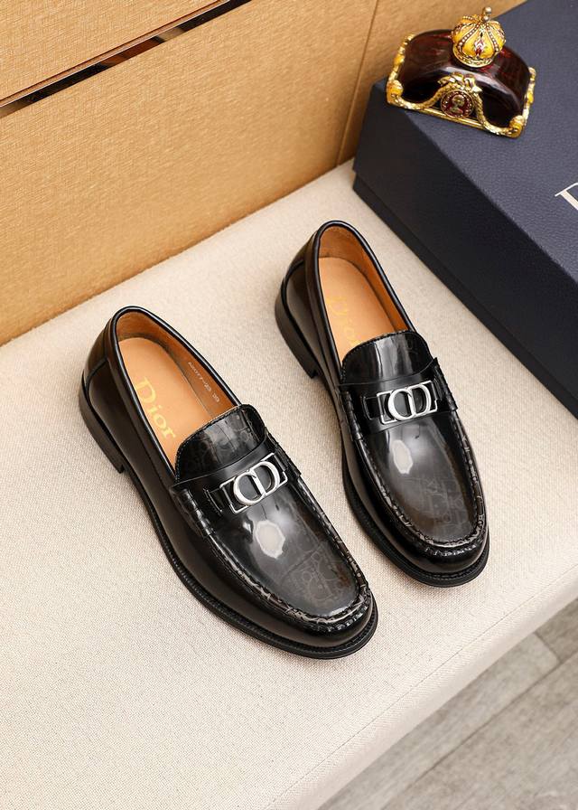 商品商标：Dior 迪奥 休闲皮鞋 正码码数: 39-44 38.45.46订做 商品材料：精选 意大利进口头层开边珠牛皮鞋面+经典五金扣，进口水染牛皮内里。强