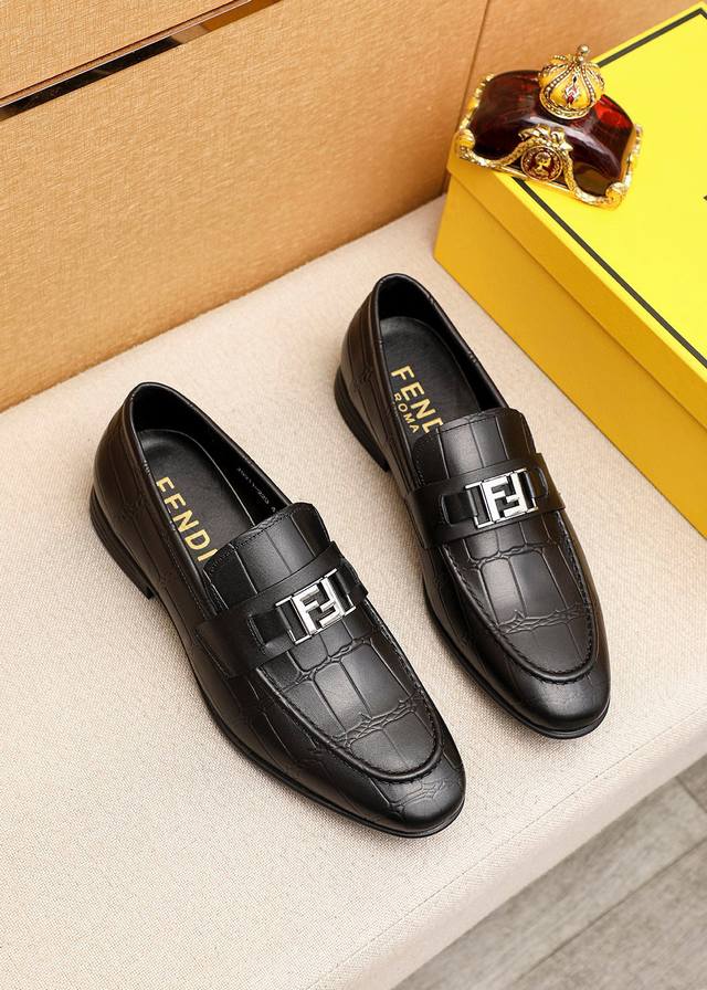商品商标：Fendi 芬迪 休闲皮鞋 正码码数: 39-44 38.45订制 商品材料：精选 进口头层小牛皮压花鞋面+奢华五金扣，进口牛皮内里。强烈立体视觉效果