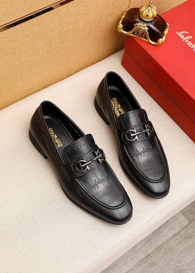 商品商标：Ferragamo 菲拉格慕 休闲皮鞋 正码码数: 39-44 38.45订制 商品材料：精选 进口头层小牛皮压花鞋面+原版五金扣，进口水染牛皮内里。