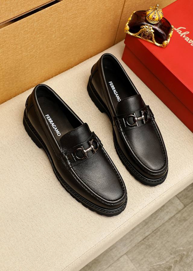 商品商标：Ferragamo 菲拉格慕 休闲皮鞋 正码码数: 38-44 45.46订制 商品材料：精选 进口十字纹牛皮鞋面+经典五金扣，进口水染牛皮内里。强烈