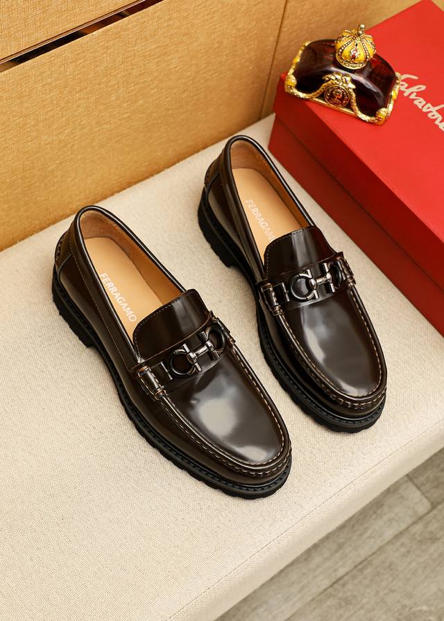 商品商标：Ferragamo 菲拉格慕 休闲皮鞋 正码码数: 38-44 45.46订制 商品材料：精选 进口开边珠牛皮鞋面+经典五金扣，进口水染牛皮内里。强烈