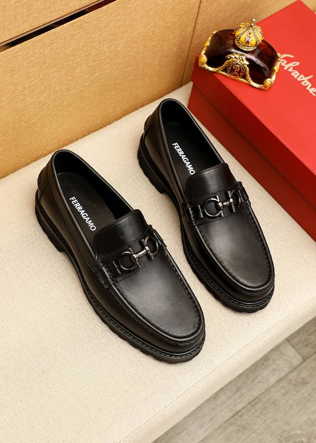 商品商标：Ferragamo 菲拉格慕 休闲皮鞋 正码码数: 38-44 45.46订制 商品材料：精选 进口小牛皮鞋面+经典五金扣，进口水染牛皮内里。强烈立体