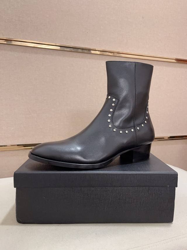 工厂p价 圣罗兰 原单 时尚男靴 -材质，鞋面进口顶级头层软牛皮，-内里垫脚均用进口水染牛皮，-原版真皮大底-时尚潮流元素，侧面搭配活动扣件，易穿易脱，高端大气