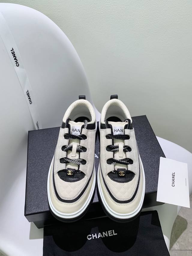 代购级别 Chanel香奶奶25B熊猫鞋绝了 黑白拼色无敌了 增高4Cm左右 也不重 太好看啦建议正码就行了没必要买太大 又是被熊猫鞋拿捏的一季 麂皮棱格纹和黑