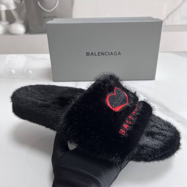 Balenciaga2025新款.毛毛拖： ￥p 巴黎世家七夕字母电修 码数：35-44