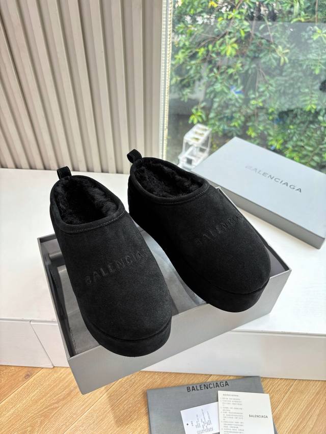 Balenciaga 巴黎世家新款厚底毛绒拖鞋 采用卡其色麂皮材质打造鞋面，质感细腻且富有复古气息；鞋内填充毛绒材质，兼具保暖性与舒适感。 拥有夸张的厚底设计，