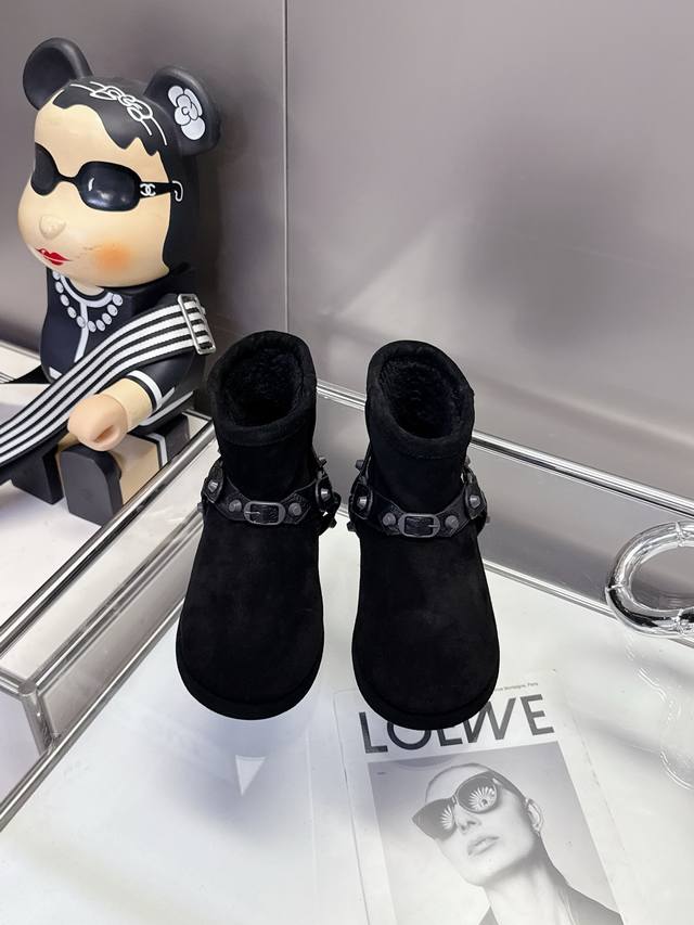 码数35-40 41定做 Balenciaga 2025 秋冬滑雪系列雪地靴，简直是时尚与功能的完美融合，早就被超多明星网红疯狂种草啦 这次设计师真的太绝，大胆