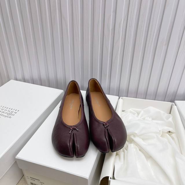 Maison Margiela高版本 马吉拉，这双分趾实在太火了 Ins穿搭博主都有入的， 脚感舒适又巨好搭 质感无敌好，原版1:1， 内里：进口牛皮 面料：进