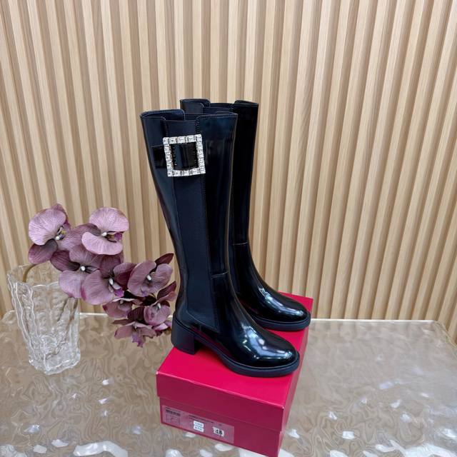 顶级版本Roger Vivier 2025新款Rv新品水钻方扣 粗跟切尔西靴 短靴350 长靴 品牌传承半世纪的方形饰扣缀满闪耀水钻 在光线下流转细碎光泽Bin