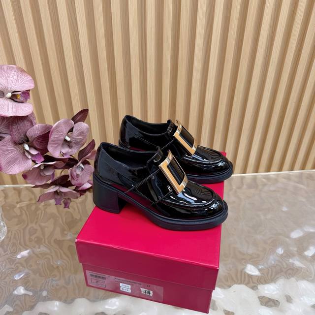 顶级版本 Roger Vivie* Rv经典小方扣厚底乐福鞋本季王炸神款女神必备单品 发泡大底的特点就是穿着舒适轻盈瘦腿 不管什么腿型都能包得住 超好搭配衣服