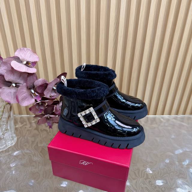 顶级版本Roger Vivier 2025新款Rv新品水钻毛毛拖鞋 短靴 品牌传承半世纪的方形饰扣缀满闪耀水钻 在光线下流转细碎光泽Bingbing 每一颗都藏