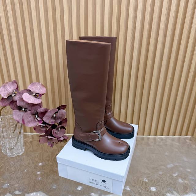 2025 新款Maisonmargiela Mm6经典复古皮带扣 分趾靴系列 短550 长靴 短靴复古皮带扣作为点睛之笔 以工业感金属质感重构经典配饰语言 5.