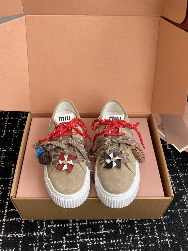 代购级羊皮里 羊毛里300 Miumiu 25Ss 秋冬新款 厚底 小白鞋 羊毛小白鞋 简约造型，超轻原版开模鞋底，脚感妥妥满分 好穿好搭，增高6Cm Size