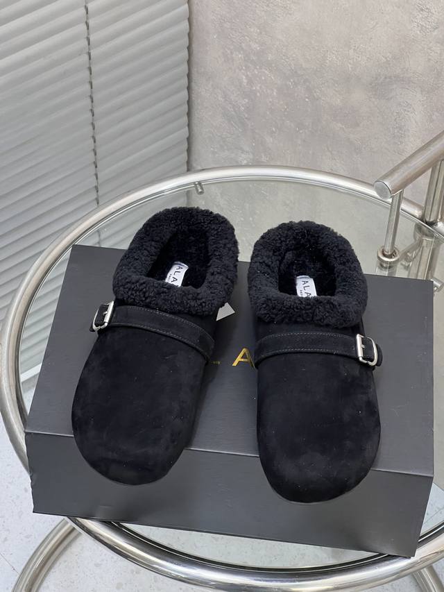 Alaia 秋冬新款泰迪羊毛平底芭蕾鞋包头半拖毛鞋 人气超高的一款羊羔毛里拖鞋，浪漫又迷人舒适百搭。穿脱方便。 面料：进口羊京 内里 垫脚：羊毛 大底：私模橡胶