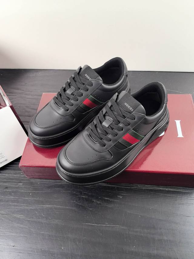 Gucci 情侣款饼干鞋 厚底鞋 小白鞋 运动鞋 平板鞋 走秀款：明星 网红 小红书等必定种草打Call 原版定制牛皮面料 经典老花布，穿孔，压纹工艺 ，原版底