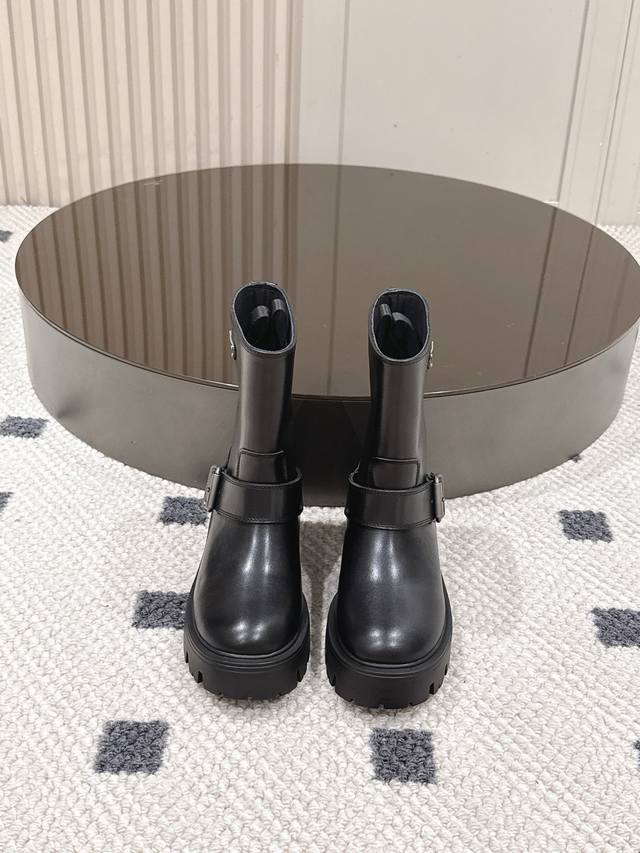 35-40 41定做 prada 2025 新款厚底 5Cm 靴子强势来袭，这谁能忍住不心动！ 经典的prada三角标低调又奢华，彰显着品牌独有的格调。厚底设计