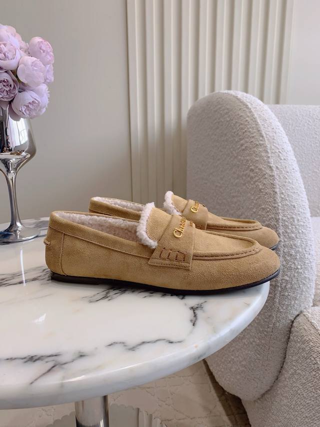 出厂价p Dio* 新款羊毛平底乐福鞋 柔软轻盈保暖舒适 精致优雅 采用牛皮革精心制作 点缀以金色饰面金属 Christian Dio*标志 富有辨识度 彰显非