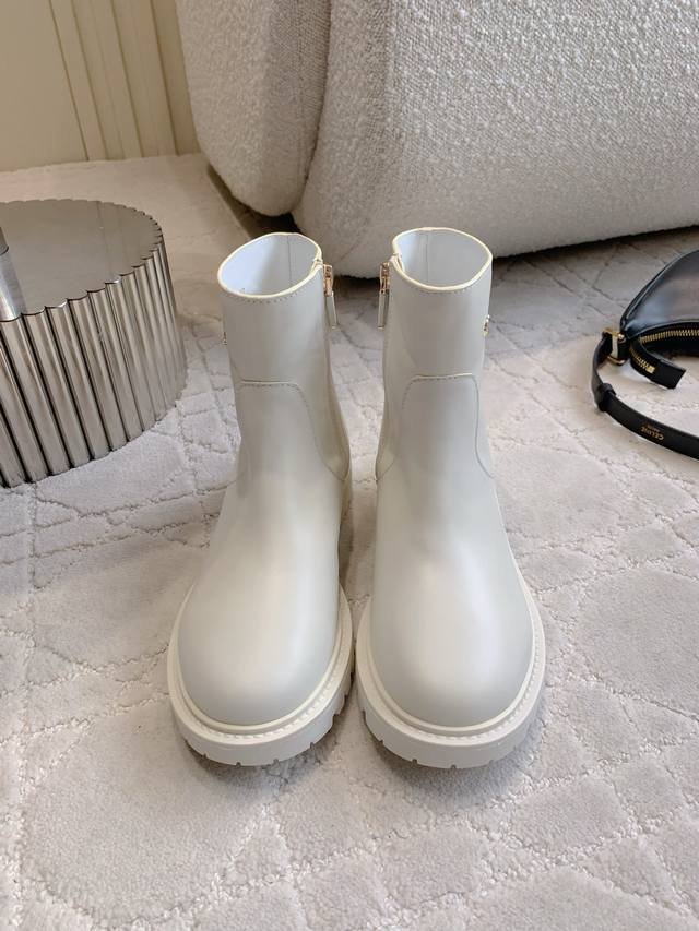 出厂价p Dio*新款厚底短靴 侧边拉链设计穿脱非常方便 上脚无敌 设计给满分 简约的Logo点缀 大气又耐看 真的非常推荐 鞋面小牛皮 内里垫脚羊皮 原版开模