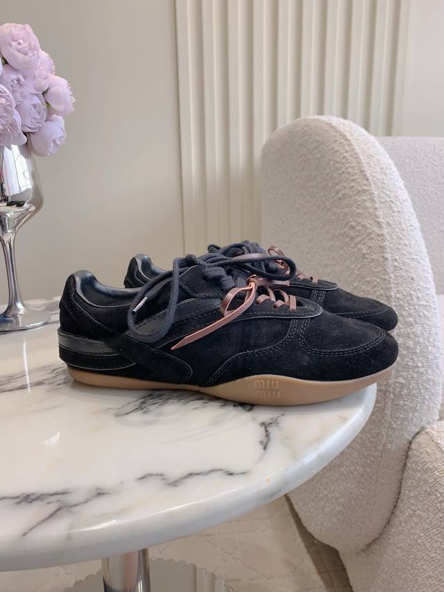 单鞋 羊毛里 Miu新款休闲鞋德训鞋 厚底设计 神来之鞋 上脚太好看啦 闭眼入 各种穿搭都能驾驭 配色好美 尺码35-39 40定做