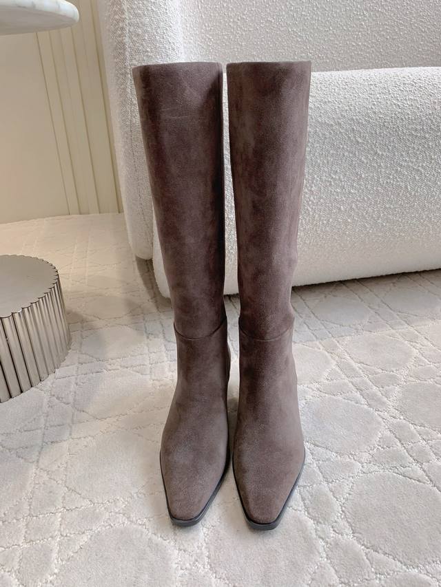 出厂价p Aeyde 新款骑士长靴 超好穿的版型 非常修饰腿型 上脚实在泰酷辣 冬天搭配大衣气场十足 靴筒柔软穿着舒适度非常高 鞋面小牛皮 内里垫脚羊皮 原版真