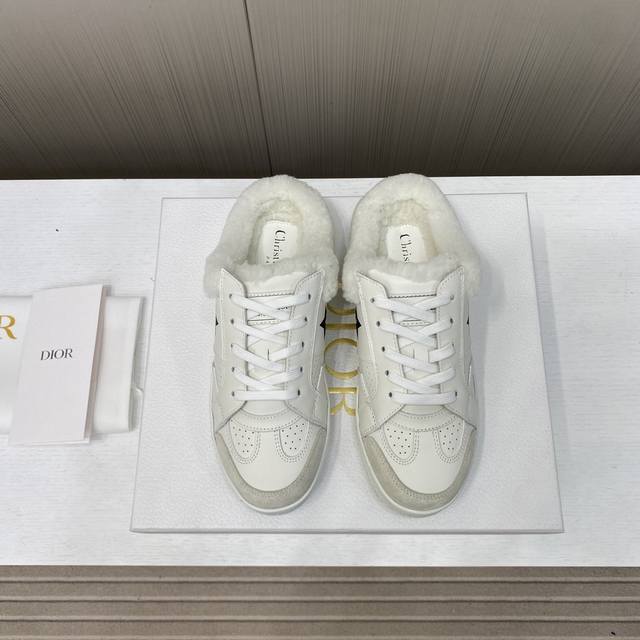出厂价p Christian Dior迪奥休闲鞋小白鞋羊毛半拖、众多明星网红示范的超级百搭款款式 搭配品牌Logo Cd彰显大气简约感。原板开模打造，各方面细节
