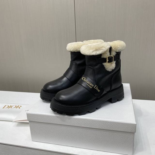 出厂价p Dior 迪奥秋冬新款D-Town系列朋克风粗跟女靴 明星同款Cd字母Logo五金扣机车及膝长靴 高跟方头一脚蹬骑士高筒靴 材质：鞋面进口全粒面小牛皮