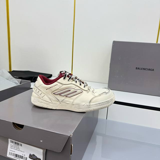 Balenciaga巴黎世家最新秋冬款Hamp Tons情侣运动鞋 超多明星网红种草 它以经典鞋履为原型 侧面极具辨识度的巴黎家B标志 打造流线型轮廓 鞋面釆用