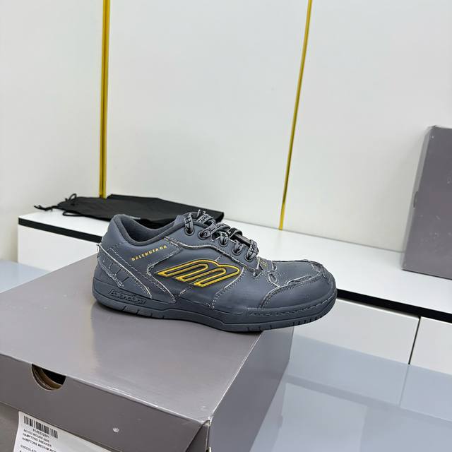 Balenciaga巴黎世家最新秋冬款Hamp Tons情侣运动鞋 超多明星网红种草 它以经典鞋履为原型 侧面极具辨识度的巴黎家B标志 打造流线型轮廓 鞋面釆用