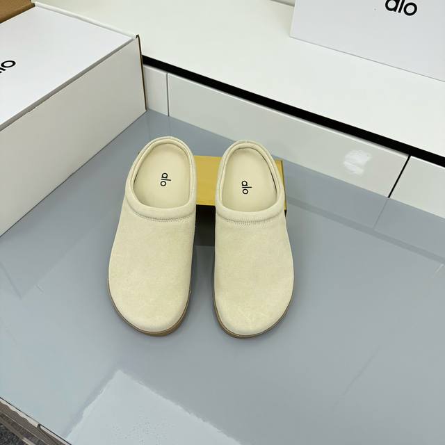 Alo冬天穿出去有一种慵懒的感觉，好搭配，颜值在线你值得拥有 极简设计特别好穿，跟脚又舒服，不是虚有其表，脚底还有乳胶软垫支撑。 面料:牛反绒 内里:羊皮里 垫
