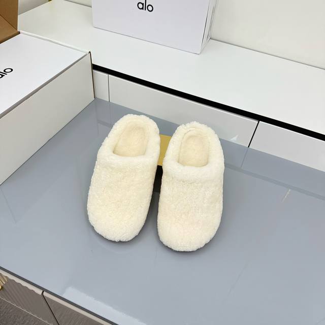 Alo冬天穿出去有一种慵懒的感觉，好搭配，颜值在线你值得拥有 极简设计特别好穿，跟脚又舒服，不是虚有其表，脚底还有乳胶软垫支撑。 面料:牛反绒 内里:羊皮里 垫