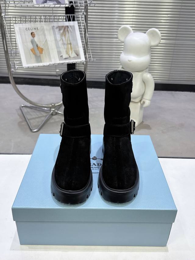出厂价pp 短靴皮面款 prada 普拉达经典三角标一脚蹬王炸女靴 短靴 冬天买不到的系列，绝对是今年的大爆款！！贼好看！prada靴子真的很哇塞！上脚大气显腿