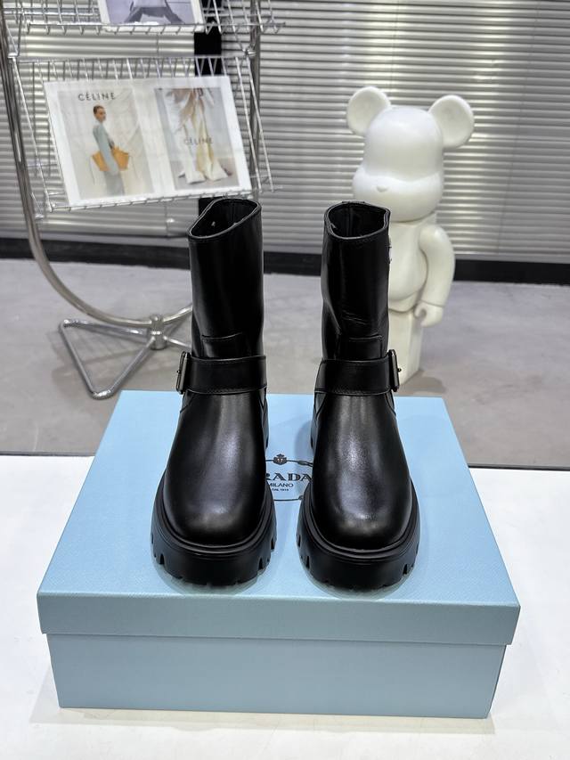出厂价p 短靴皮面款 prada 普拉达经典三角标一脚蹬王炸女靴 短靴 冬天买不到的系列，绝对是今年的大爆款！！贼好看！prada靴子真的很哇塞！上脚大气显腿瘦