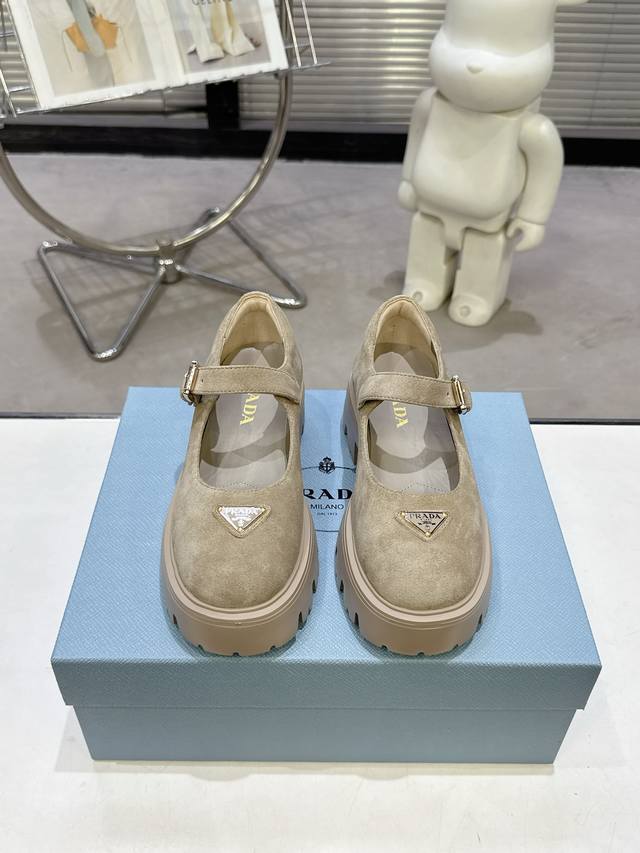 出厂价p 25Ss prada新款厚底马丽珍鞋** 秋冬爆款来袭！上脚瞬间拉长比例，5.5Cm跟高舒适显瘦，**小个子也能穿出超模腿**！ **进口面料** +