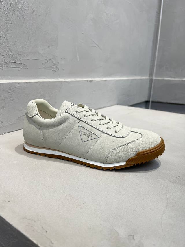 家情侣款，高品质出货，时尚休闲、潮流百搭之款，轻松运动风，滴胶工艺、鞋面意大利进口牛皮、高丝光牛反绒柔软羊皮内里，牛皮垫脚。原版个性时尚Eva大底，上脚轻巧舒适