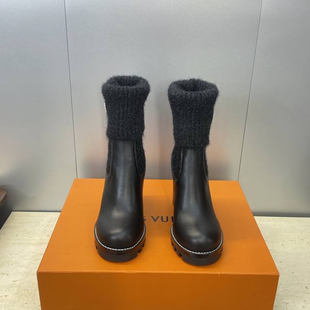 工厂p价p Louis Vuitton* 2025秋冬新款切尔西风格弹力机车短靴 Lv字母Logo厚底高跟拼色一脚蹬毛线筒马丁骑士靴 材质：鞋面进口小牛皮 进口