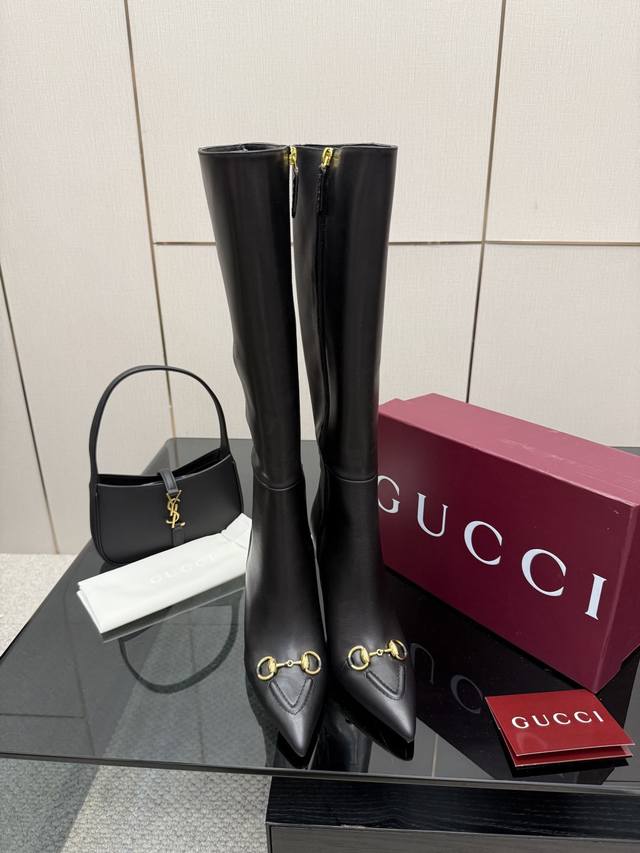 厂价p皮面780 布面 Gucci 经典爆款秋冬尖头链条高跟短靴！ 今年最不能错过的一双靴子！整体楦型流畅秀气，精致百搭又不失时髦感谁还没有冲啊 面料采用进口小
