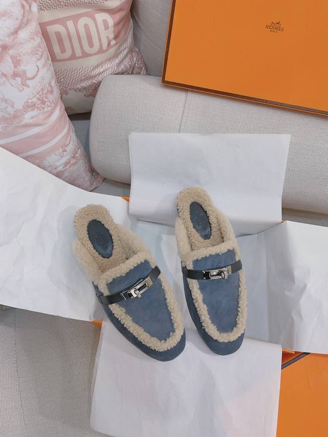 出厂价p H牌25秋冬官网新款羊皮毛一体Kelly扣穆勒鞋 包头半拖鞋 Zp品质，鞋面：纳帕小牛皮 反绒麂皮。内里、鞋垫：羊皮毛一体。鞋底：全真皮鞋底。鞋型也跟