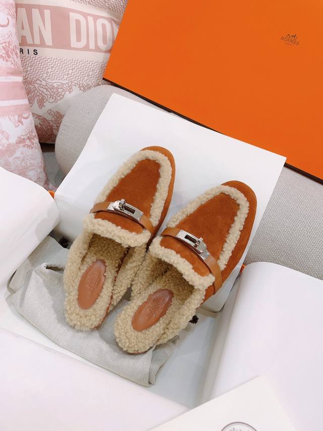 出厂价p H牌25秋冬官网新款羊皮毛一体Kelly扣穆勒鞋 包头半拖鞋 Zp品质，鞋面：纳帕小牛皮 反绒麂皮。内里、鞋垫：羊皮毛一体。鞋底：全真皮鞋底。鞋型也跟