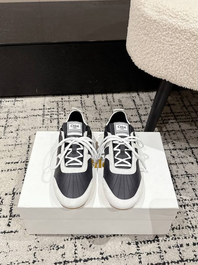 顶级版本 Chloe蔻依 25 春夏最新款德训鞋休闲鞋薄底鞋 超多明星网红种草 春夏不可缺少的搭配单品 超火的薄底设计 品牌Logo点缀 上脚极具吸引时髦运动风