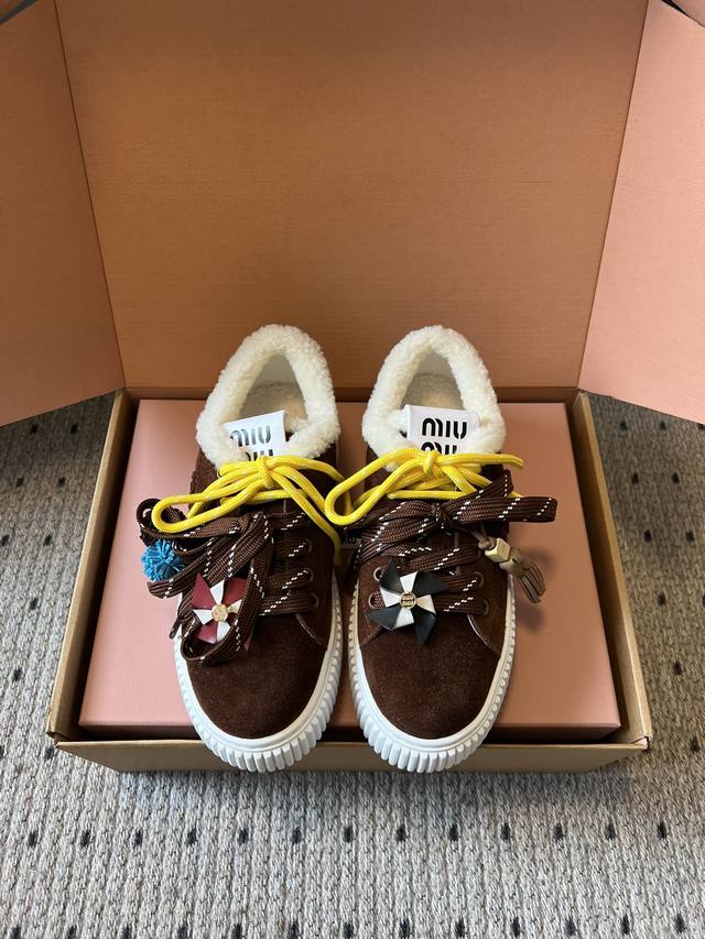 代购级 Miumiu 25Ss 秋冬款厚底双鞋带饼干鞋 鞋面采用绒面材质，质感细腻；部分鞋款鞋口处有毛绒设计，增加保暖性与可爱风格。色彩丰富且对比鲜明，有棕色、