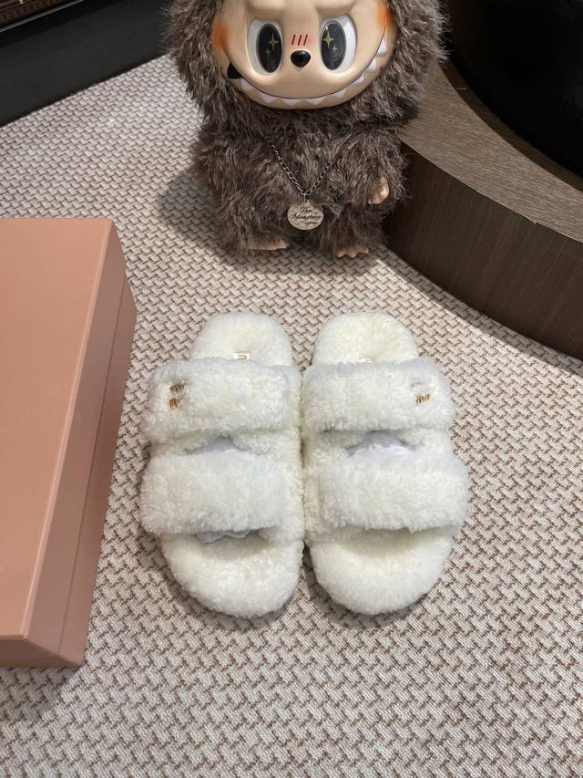 Miumiu 毛拖鞋整双鞋子采购Zp开发打造，全部定制材料，独家开模大底，细节全部对版出货，连包装也做到跟正品一样。码数:35-40 40不退换