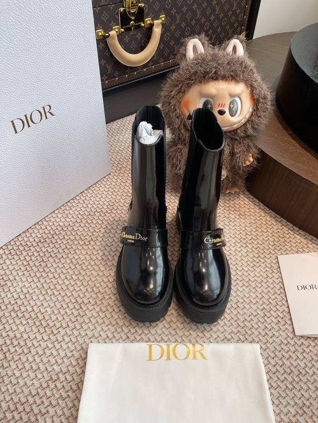 Dior 顶级版本短靴2整双鞋子采购Zp开发打造，全部定制材料，独家开模大底，细节全部对版出货，连包装也做到跟正品一样。码数:35-39