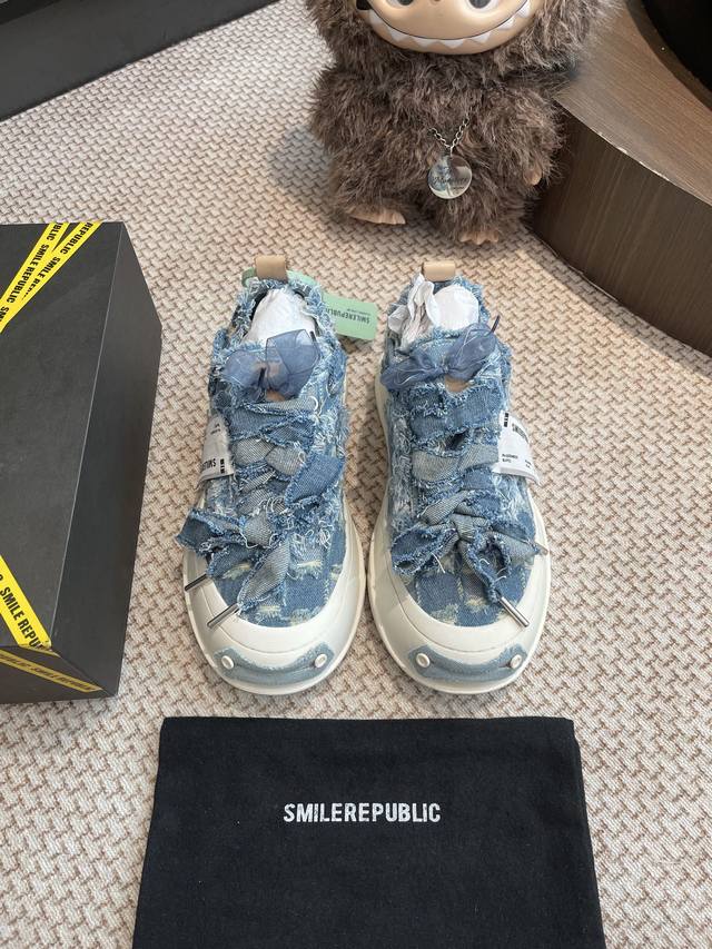 Smile Republic 经典款休闲鞋整双鞋子采购Zp开发打造，全部定制材料，独家开模大底，细节全部对版出货，连包装也做到跟正品一样。码数:35-44