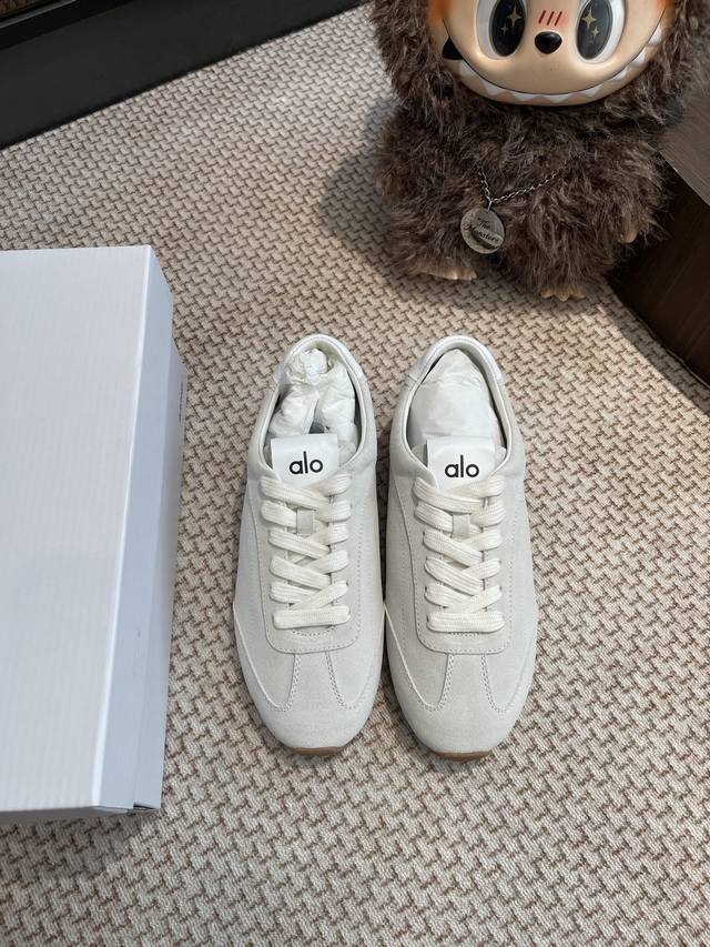 Alo 休闲德训鞋整双鞋子采购Zp开发打造，全部定制材料，独家开模大底，细节全部对版出货，连包装也做到跟正品一样。码数:女35-40 男39-45 女40 男4