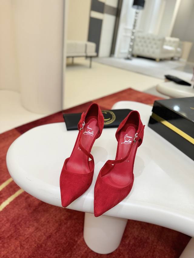 侧带单鞋W. Maison Christian Louboutin 这款鞋采用 100 毫米细高跟鞋跟，露出标志性的 Loubi红色鞋底，由 Fever 红色羊